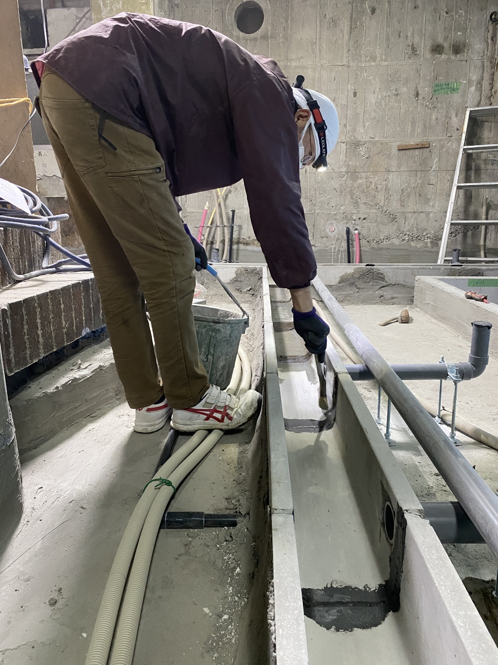 側溝の防水作業